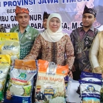  Gubernur Jawa Timur, Khofifah Indar Parawansa saat menunjukkan beras murah yang disediakan untuk pasar murah di Kompleks Pendopo Krido Manunggal Tuban, Senin (2/10/2023).