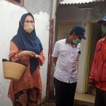 Bakal calon legislatif DPR RI Dapil Jatim dari Partai NasDem, Lita Machfud Arifin, saat meresmikan salah satu wc komunal setelah direnovasi di Keputran Pasar Kecil dan Karang Bulak, Kelurahan Embong Kali Asin, Kecamatan Genteng.