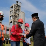 Manajemen PT SBI Tuban saat memberi penghargaan kepada karyawan yang berprestasi.