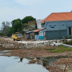 Aktivitas pengurukan untuk pembangunan jalan lingkar di Dusun Benem Selatan, Desa Petis Benem, Kecamatan Duduksampeyan. Foto: Ist.