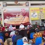 Forum Wartawan Sidoarjo (Forwas) didukung PT Pabrik Kertas Tjiwi Kimia Tbk memberikan bantuan paket sembako ke warga Desa Gemurung, Kecamatan Gedangan, Sidoarjo, Rabu (5/5/2021). (foto: ist)