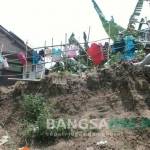 SEMAKIN PARAH: Rumah Mbah Soponyono di Desa Banjarsari, Kecamatan Trucuk, Bojonegoro sudah amblas masuk ke sungai. foto: eky nurhadi/bangsaonline