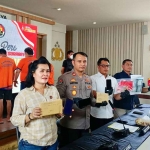 Konferensi pers terkait pengungkapan kasus prostitusi di Mapolrestabes Surabaya.