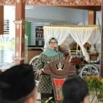 Bupati Blitar, Rini Syarifah, saat memberi sambutan ketika pelantikan 174 Panitia Satgas Yuridis dan Fisik PTSL.