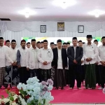 Para pengurus PW JKSN Gorontalo foto bersama dengan Prof Dr KH Asep Saifuddin Chalim, MA, seusai dilantik di  Pondok Pesantren Darul Madinah Gorontalo, Selasa (28/4/2026). Foto: bangsaonline