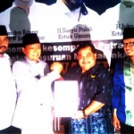 Irsyad menyerahkan berkas pendaftaran kepada Joko, didampingi sekertaris DPC PKB Sudiono Fauzan. Foto: fuad