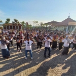 Gus Barra bersama sang istri berbaur dengan ribuan warga saat senam Mubarok.