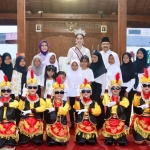 Putri Indonesia Jawa Timur Melati Tedja bersama Wali Kota Saifullah Yusuf dan anak-anak saat berkunjung ke tempat ikonik Kota Pasuruan. Foto: SUPARDI/ BANGSAONLINE