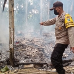 Petugas kepolisian ketika olah TKP di kandang ayam petelur yang terbakar di Desa Ringinanom, Kecamatan Udanawu, Kabupaten Blitar