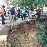 Kondisi jalan penghubung antar Desa Toronan dan Kelurahan Kowel Kecamatan Pamekasan, yang mengalami longsor.