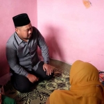 Bupati Gresik didampingi Kepala Dinkes Gresik saat menjenguk anak penderita atresia bilier. Foto: Ist