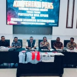Konferensi pers Polrestabes Surabaya dalam ungkap kasus scamming dan penyekapan jaringan internasional yang melibatkan puluhan WNA