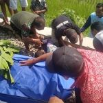 Petugas dibantu warga saat akan mengevakuasi korban kecelakaan kereta di Dusun Payak, Desa Tanon, Kecamatan Papar, Kabupaten Kediri. Foto: Ist