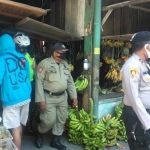 Tiga Pilar Kecamatan Tandes saat patroli protokol kesehatan di kawasan Pasar Manukan Kulon.