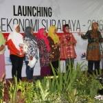 Wali Kota Surabaya, Tri Rismaharini memperkenalkan para Pahlawan Ekonomi Surabaya tahun 2016. Sebagian dari mereka sudah tidak berusia muda lagi.