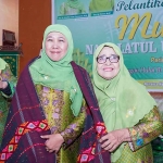 Khofifah saat menggunakan kain ulos sebagai tanda kasih sayang dan penghormatan ketika berada di Asrama Haji Medan.