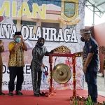 Wali Kota Mojokerto Ika Puspitasari menabuh gong sebagai tanda diresmikannya GOR Randegan.