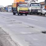 SEMPIT. Jalan Duduk tetap sempit karena kanan-kiri jalan dipenuhi bangunan. foto : syuhud/bangsaonline
