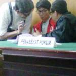 Terdakwa sedang berkonsultasi dengan pengacara. foto:nur faishal/BANGSAONLINE