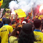 Aksi ribuan Ultras Mania saat demo di kantor Bupati Gresik. foto: SYUHUD/ BANGSAONLINE