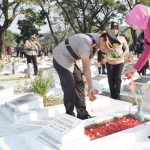 Kapolresta Sidoarjo Kombes Pol Zain Dwi Nugroho saat melakukan tabur bunga di Taman Makam Pahlawan (TMP) Sidoarjo, Jumat (28/06/2019).
