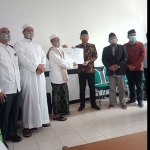 Ketua DPRD Kabupaten Pasuruan, HM Sudiono Fauzan menerima penyerahan maklumat dari Habib Nizar SBA didampingi Wakil Ketua DPRD Kabupaten Pasuruan, Andri dan Rusdi.
