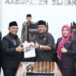 Penetapkan 6 Perda baru dalam rapat paripurna yang berlangsung di Graha Paripurna DPRD Kabupaten Blitar, Jumat (27/2/2026) malam.