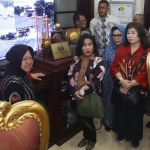 Wali Kota Risma saat menerima kunjungan rombongan dari DPRD DKI Jakarta di ruang kerjanya. foto: YUDI A/ BANGSAONLINE