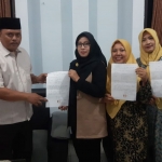 Bendahara DPD Golkar Kabuapten Pasuruan Rita Wahyulillah dan bacaleg lainya saat menyerahkan surat pengunduran kepada Wahid Nurahman, Pengurus DPD Provinsi Jatim.