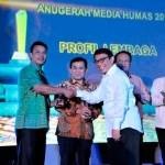 Kabag Humas M Fikses menerima penghargaan AMH 2015