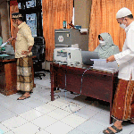 Pegawai Pemerintah Kota Probolinggo saat mengenakan baju muslim ketika masuk ke kantor.