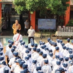 Wakil Bupati Gresik Asluchul Alif saat memberikan arahan sebelum pendistribusian MBG di SMPN 1. Foto: Ist