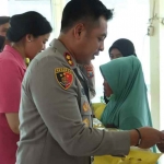 Kapolres Bangkalan, AKBP Hendro Sukmono saat meninjau pelaksaan Gerakan Pangan Murah (GPM). Foto: Ist.