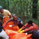 Proses evakuasi jenazah yang ditemuka di jurang Gajah Mungkur, Pacet, Kabupaten Mojokerto, Jawa Timur, Rabu (7/6/2023).