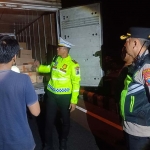 Petugas gabungan saat memeriksa muatan sebuah truk. Foto: Ist. 