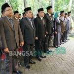 Sejumlah pejabat saat dilantik oleh Bupati Jombang, Nyono Suharli Wihandoko di TPA (Tempat Pembuangan Akhir) Banjardowo, Kecamatan Jombang, Selasa (3/1). 