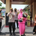 AKBP Dicky Ario Yustisianto didampingi istri saat meninggalkan Polres Ngawi.