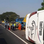 Bus Tentrem yang mengalami kecelakaan di tol Sidoarjo tampak terguling.