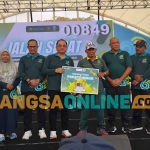 Pj Kota Madiun saat menyerahkan hadiah utama jalan sehat. Foto: Hendro Suhartono/BANGSAONLINE