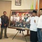 Lukisan yang akan dikirimkan ke Presiden Jokowi untuk mengingatkan kembali janji hari Santri yang pernah disampaikan. foto: beritajatim