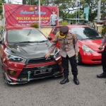 Mobil Honda Jazz dan Toyota Yaris yang melakukan aksi balap liar di Mojokerto.