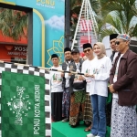 Wali Kota Kediri Vinanda Prameswati saat memberangkatkan peserta touring religi. (Ist).