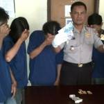 Kelima penjudi dan barang bukti saat dirilis petugas. foto: Rusmiyanto/BangsaOnline.com