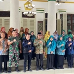 Perwakilan UNICEF foto bersama jajaran Pemkab Pamekasan usai rapat koordinasi dan audiensi penanggulangan kasus campak di Ruang Peringgitan Dalam Pendopo Kabupaten Pamekasan.