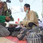 LARIS. Ahmad Dhori sedang melayani pembeli kopyah. foto : suwandi/bangsaonline