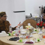 Ketua DPW PKB Jawa Timur Abdul Halim Iskandar (kiri) saat bertemu mantan Bupati Pamekasan Baddrut Tamam di Hotel Odaita Pamekasan, Madura, Sabtu (20/1/2024). 