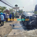 Kondisi kendaraan yang ringsek usai laka adu banteng di Paiton, Probolinggo. Foto: Andi Sirajudin/BANGSAONLINE