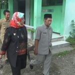 Komisioner KPAI Bidang Pendidikan Retno Listyarti saat melihat lokasi tempat siswi yang dicabuli. Foto: Rony Suhartomo/BANGSAONLINE

