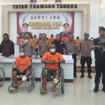 Tiga tersangka curanmor (menggunakan kursi roda) yang dihadiahi timah panas oleh polisi saat dihadirkan dalam konferensi pers di Mapolres Pamekasan.