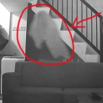 Aksi pelaku pencurian yang nampak seperti hanya bayangan putih saat terekam CCTV.